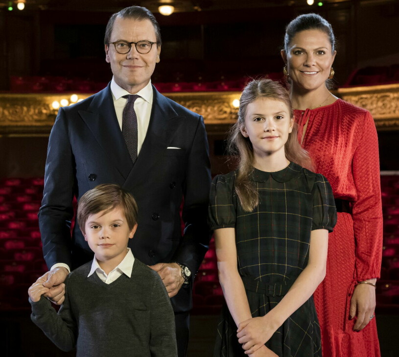 Victoria och Daniel flyger till Australien – och prins Oscar och prinsessan Estelle blir kvar på hemmaplan. Kronprinsessfamiljen Victoria Daniel Oscar Estelle