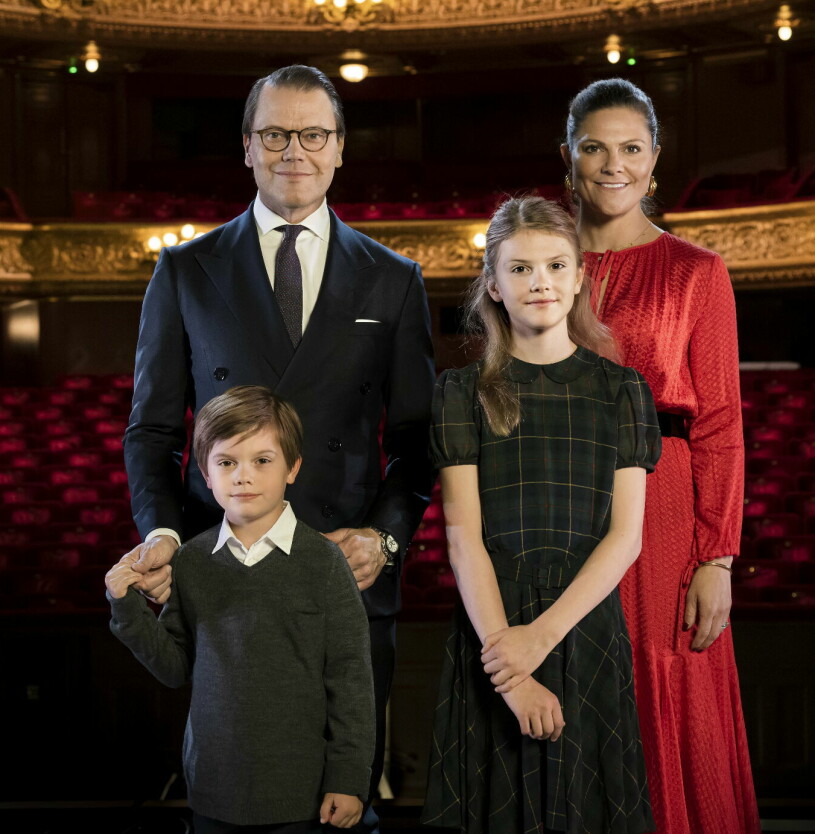 Hovets nya bild på kronprinsessfamiljen – som önskar God Jul! Kronprinsessfamiljen önskar god jul 2022