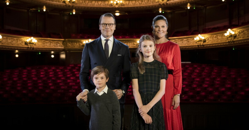 Årets kungliga julhälsning från Kungliga Operan! Inför jul besökte kronprinsessan Victoria, prins Daniel, prinsessan Estelle och prins Oscar Kungliga Operan i Stockholm och såg föreställningen Askungen. Innan ridån gick upp fick Kronprinsessan träffa några av Operans medarbetare 2023 firar Kungliga Operan 250 år. Operan grundades av kung Gustav III år 1773 och är nationalscen för opera och balett.