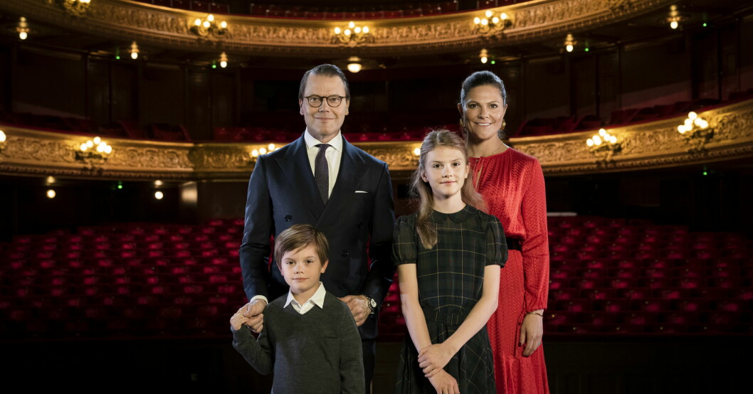 Hela familjen samlad på Kungliga operan strax innan jul. Prins Daniel, prins Oscar, prinsessan Estelle och kronprinsessan Victoria