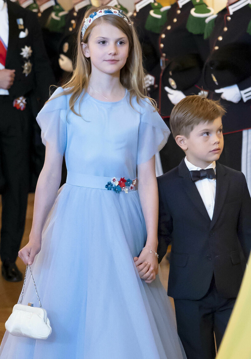 Prinsessan Estelle och prins Oscar i aftonklänning och smoking på galamiddag i Oslo för Ingrid Alexandras 18 år