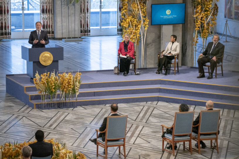 Ingen Mette-Marit när Maria Ressa och Dmitrij Muratov tar emot fredspriset. I förgrunden kung Harald, drottning Sonja och kronprins Haakon. Nobels fredspris 2021 Norska kungafamiljen kronprinsessan Mette-Marit saknas