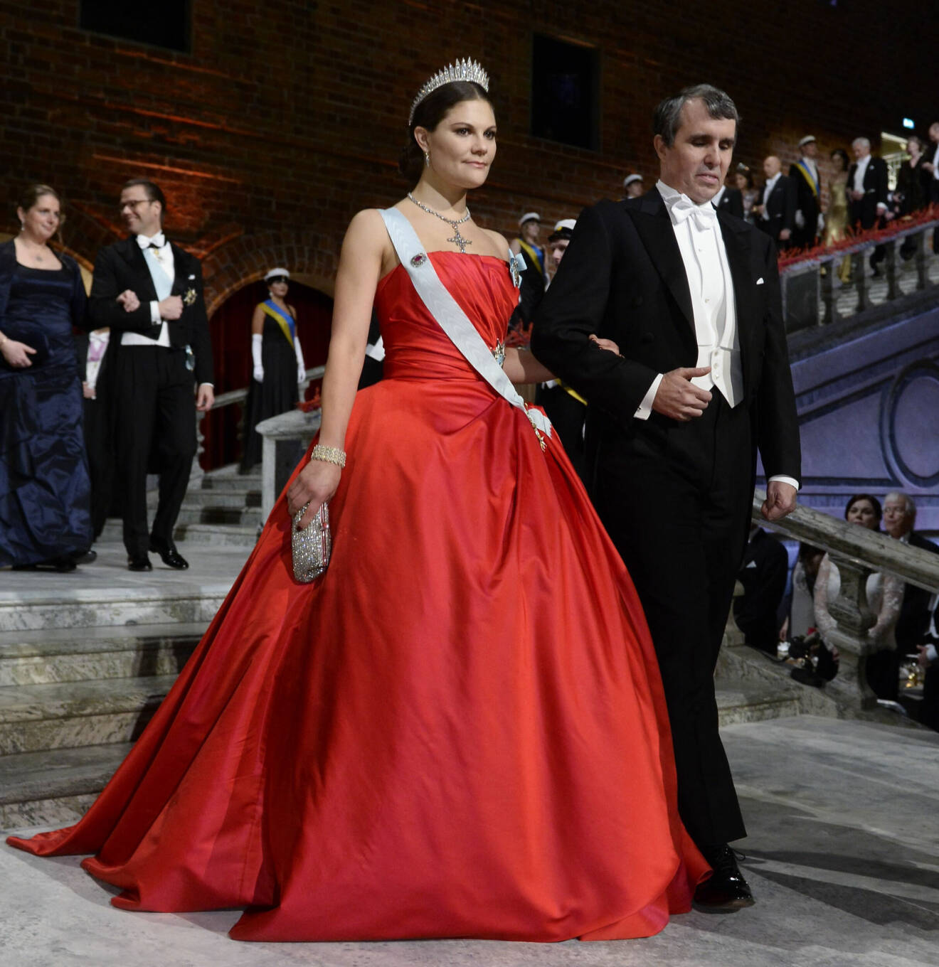 Kronprinsessan Victoria på Nobel 2014 i röd Nobelklänning från Pär Engsheden