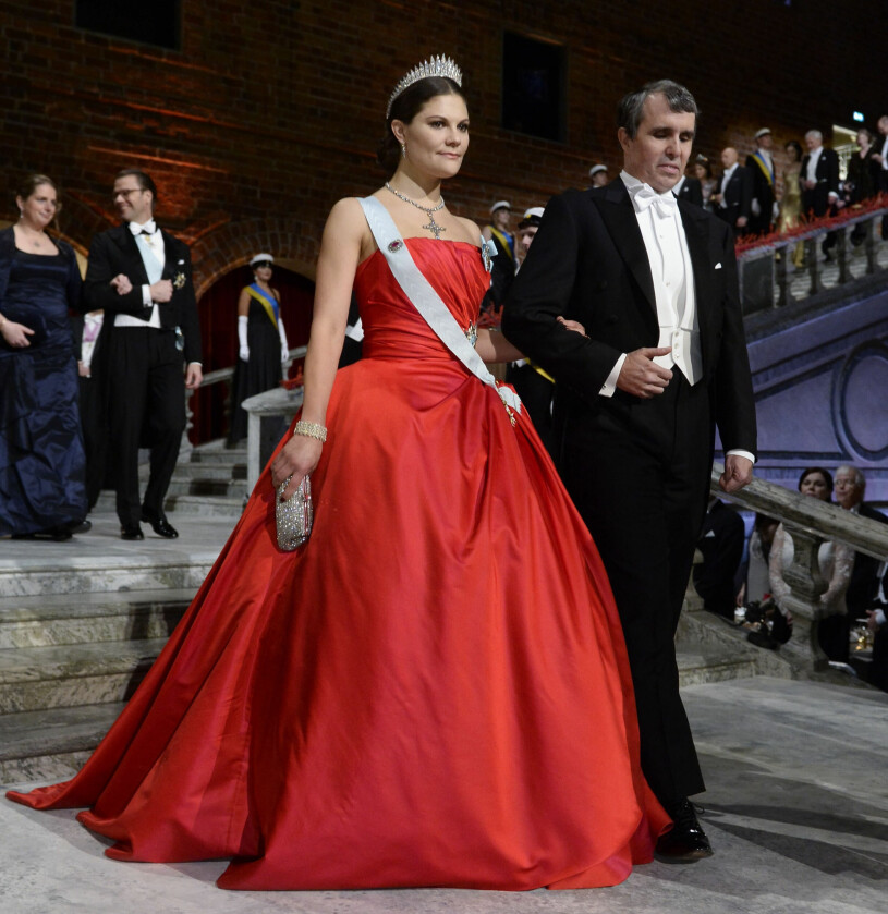 2014 anlände kronprinsessan Victoria till Nobelbanketten i en riktig pang-klänning! Kronprinsessan Victorias Nobelklänning 2014