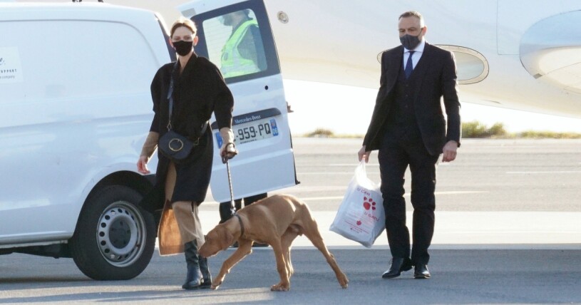 Furstinnan Charlene med furstefamiljens nya medlem, Khan! Furstinnan Charlene och hunden Khan