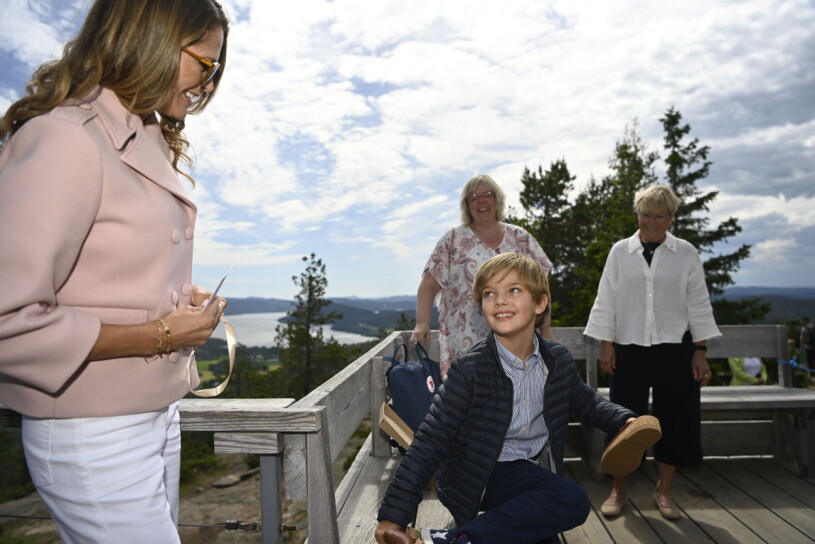 Prins Nicolas verkar prata mest engelska, men förstå svenska. Prinsessan Madeleine och prins Nicolas