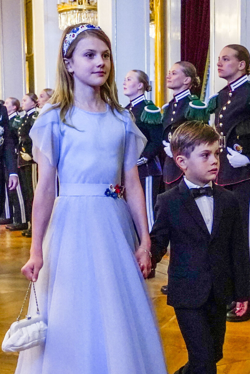 Inte utan min handväska: Estelle på galakalas i Oslo. Prinsessan Estelle och prins Oslo på Ingrid Alexandras 18-årsmiddag på slottet i Oslo