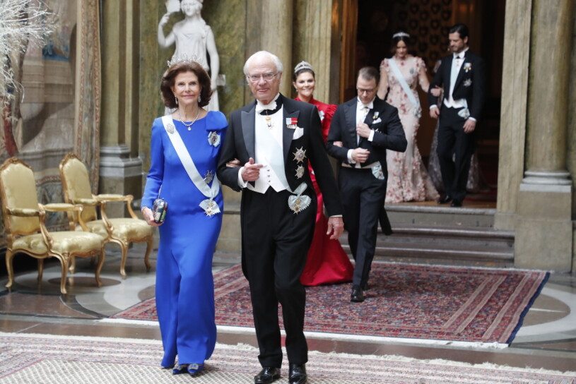 Drottning Silvia i sina Manolos 2019. Drottning Silvia i blå aftonklänning och skor från Manolo Blahnik