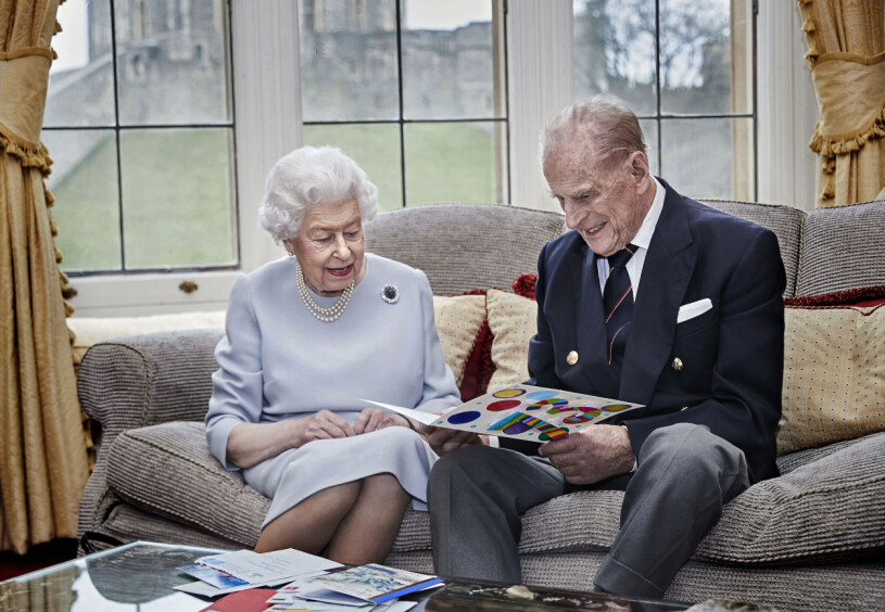 Drottning Elizabeth och prins Philip i sin coronaisolering på slottet Windsor. De hör till riskgruppen, precis som våra egna kungliga 70-plussare kungen, 74, och drottning Silvia, 77. Drottning Elizabeth Prins Philip Windsor coronavaccin
