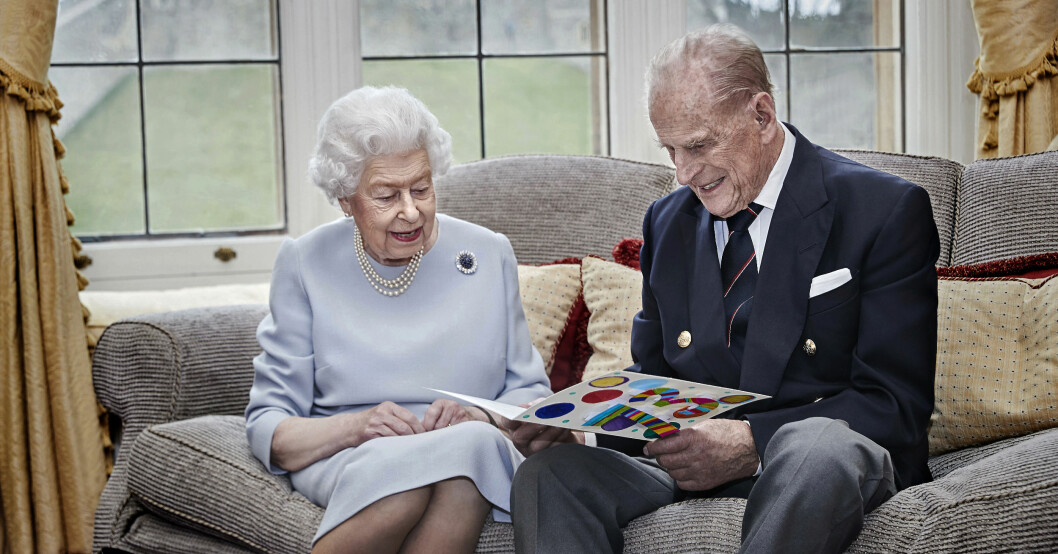 Drottning Elizabeth har beskrivit prins Philip som sin "klippa". Foto: Drottning Elizabeth och prins Philip ler