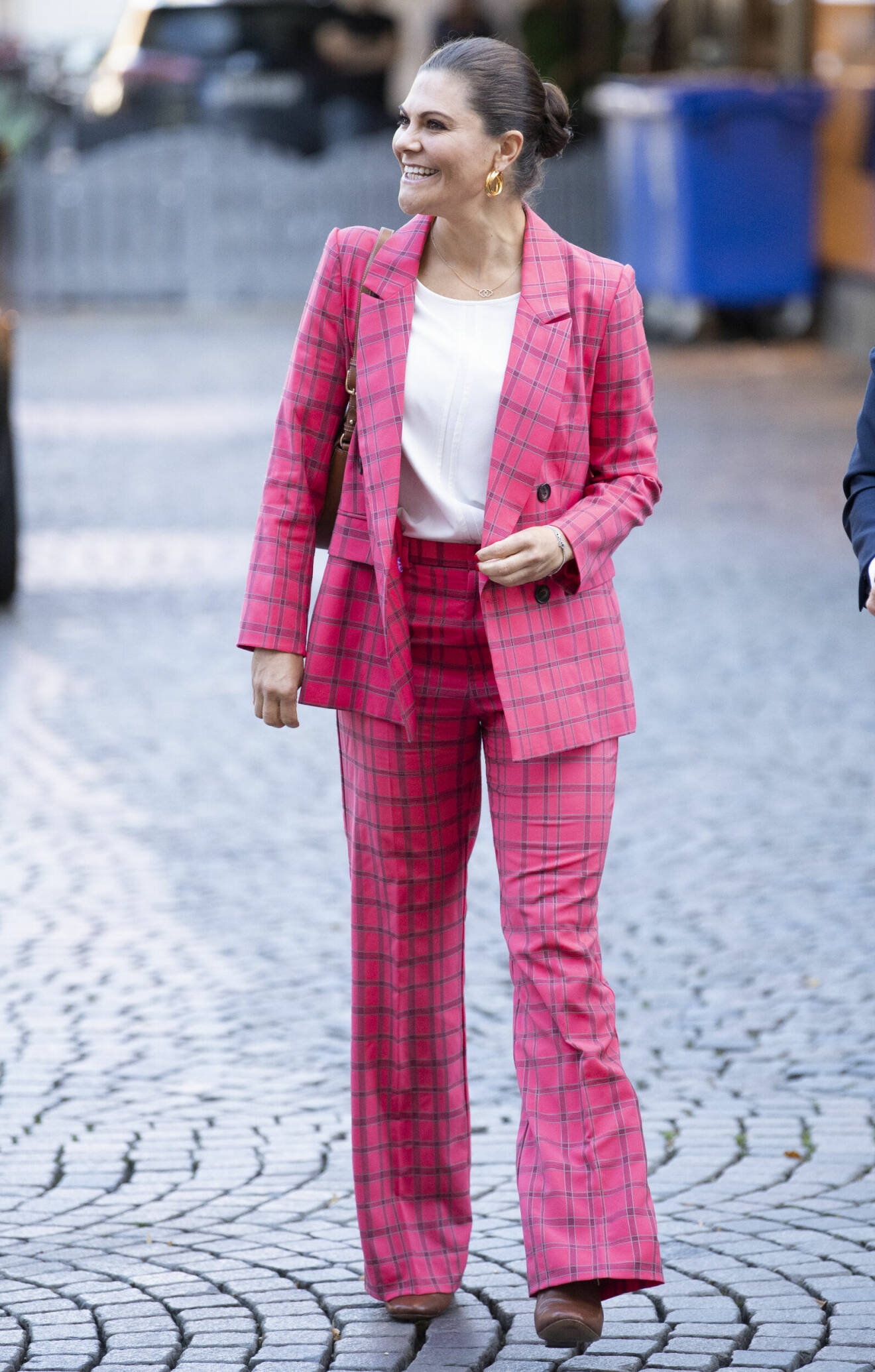 Kronprinsessan Victoria i Gävle 2020 i rosa rutig kostym från By Malina