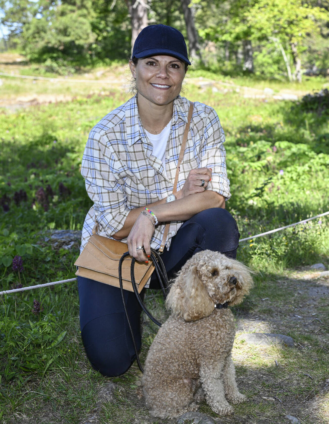 Kronprinsessan Victoria och hunden Rio under besök i Ängsö nationalpark