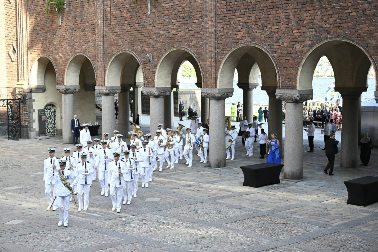 Marinens musikkår spelar på Borgargården vid Stadshuset då drottning Silvia och kung Carl Gustaf och andra gäster anländer från i samband med firandet av 100-årsjubileet av Stockholms Stadshus på torsdagskvällen.
