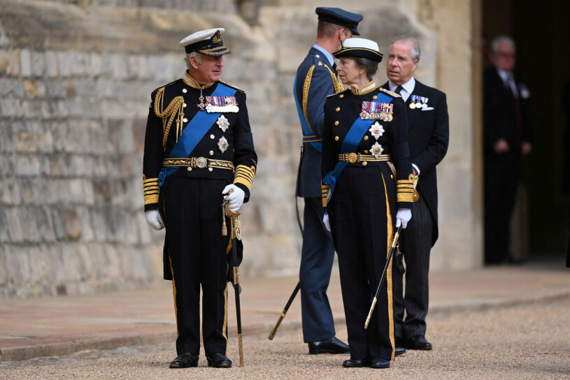 Kungen ser både Charles och Anne som vänner för livet. Kung Charles och prinsessan Anne på drottning Elizabeths begravning 2022
