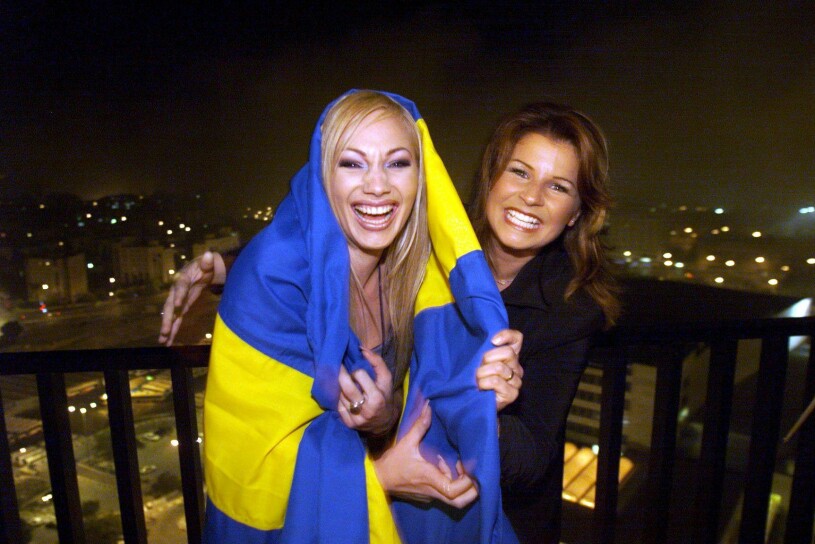 Charlotte, tillsammans med Carola, efter vinsten i Eurovision.