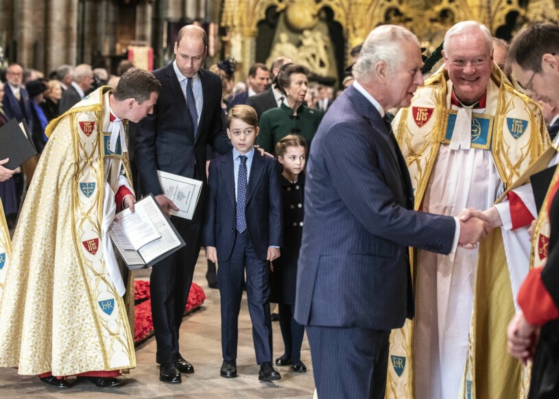 Prins William med sina barn Charlotte och George. Till höger prins Charles. Kate i en bredbrättad hatt