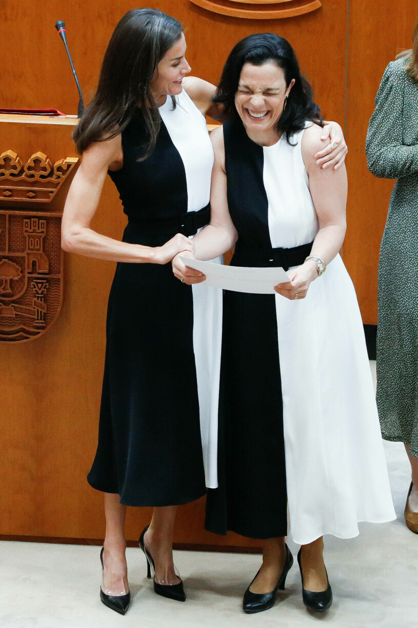 Klädkrocken som blev veckans kungliga snackis. Drottning Letizia och Inmaculada Vivas-Tesón i samma klänning från Mango. I likadana klänningar