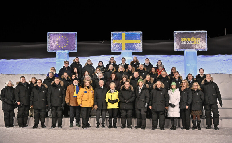 Gruppbilden på EU-toppar, svenska ministrar och kungen har väckt reaktioner i sociala medier. Gruppfoto med bland annat energi- och näringsminister Ebba Busch (KD), kung Carl Gustaf, EU-kommissionens ordförande Ursula von der Leyen och statsminister Ulf Kristersson (M) längst fram i mitten tillsammans med svenska ministrar och EU-kommisionärer inför kvällens middag på Ishotellet Jukkasjärvi.