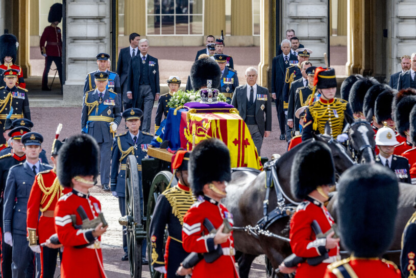 Här lämnar drottning Elizabeth Buckingham Palace för allra sista gången. Drottning Elizabeths kista lämnar Buckingham Palace