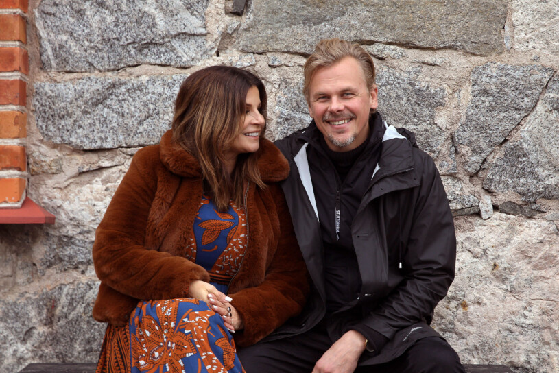 Carola och Jimmy är delägare till en bostad i Sydafrika. Artisten Carola Häggkvist tillsammans med pojkvännen Jimmy Källqvist
