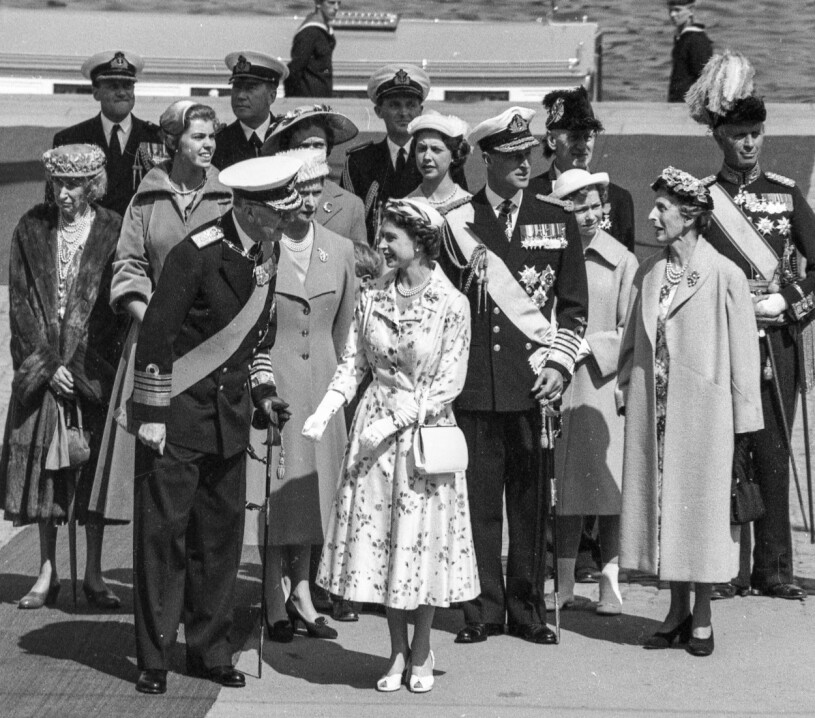 Så här såg det ut när drottning Elizabeth och prins Philip välkomnades till Stockholm av kung Gustaf VI Adolf och drottning Louise den 8 juni 1956. I raden bakom står alla fyra Hagasessorna. Drottning Elizabeth Prins Philip statsbesök i Sverige 1956