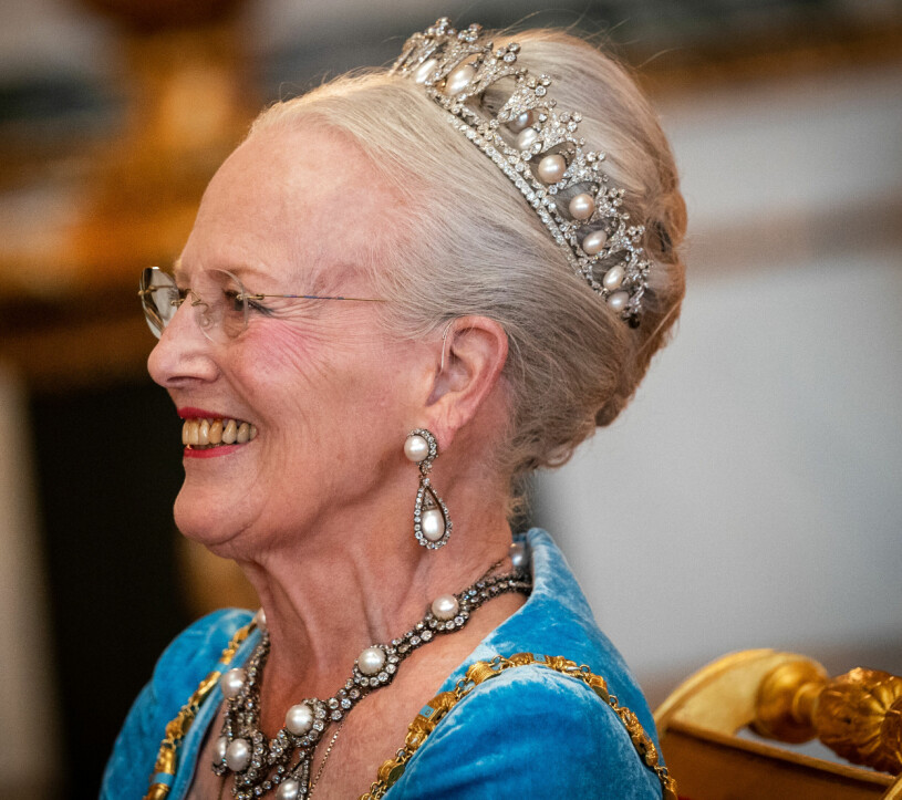 Margrethe i sin snygga galafrisyr... Galamiddag för drottning Margrethe 50 år på tronen