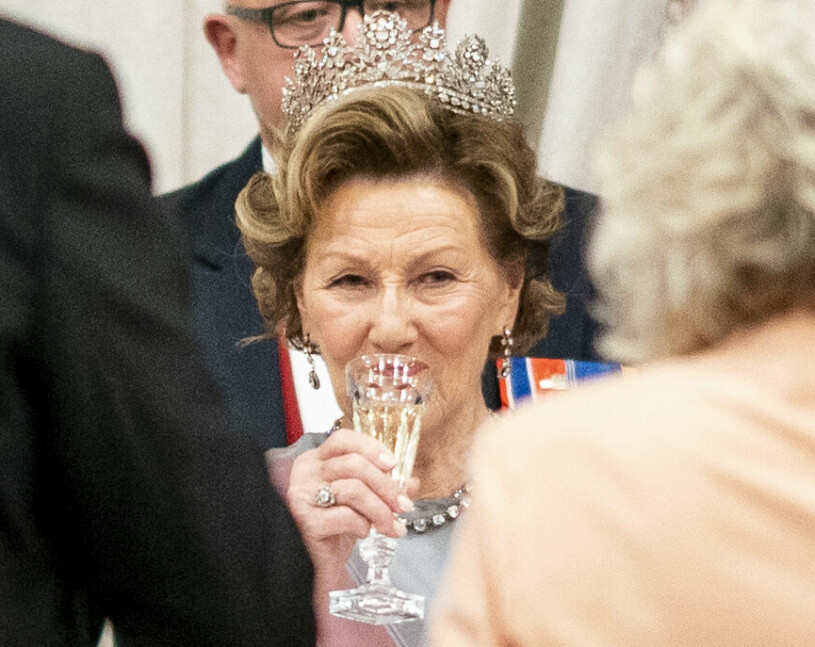 Drottning Sonja skålar för Norge. Drottning Sonja Middag för Stortinget 2021