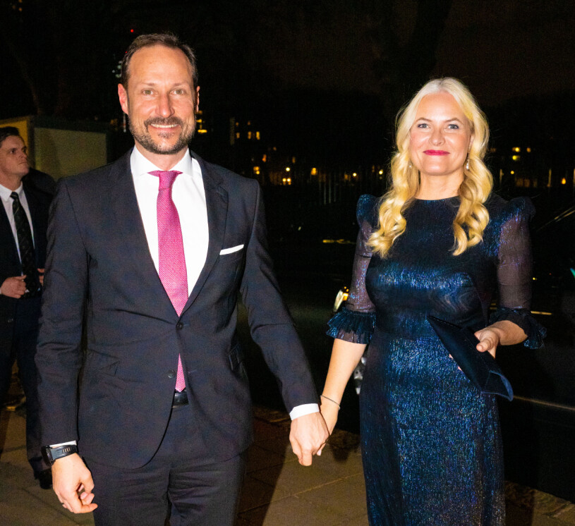 Haakon och Mette-Marit är så fina och kärleksfulla. Kronprins Haakon och kronprinsessan Mette-Marit på statsbesök i London