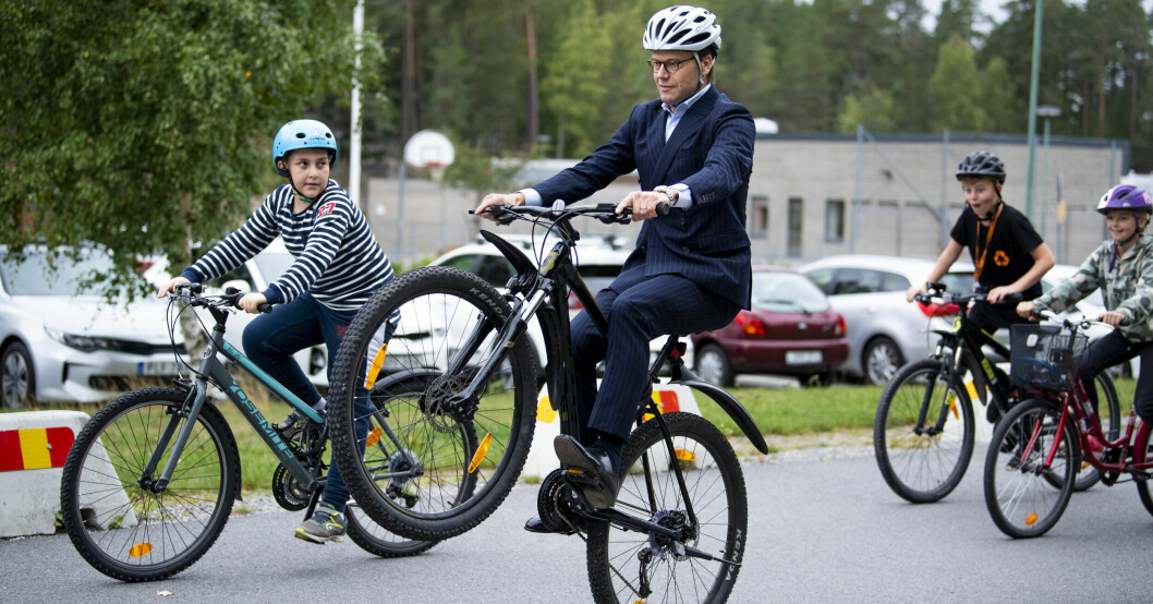 Takterna sitter i – cykla på bakhjulet gjorde han säkert som grabb hemma i Ockelbo!