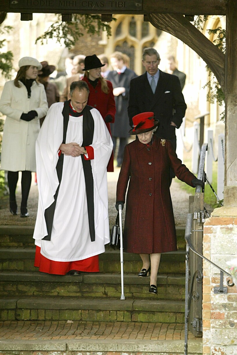 Sist vi såg drottning Elizabeth med käpp var efter en knäoperation. Drottning Elizabeth använder käpp, 2003