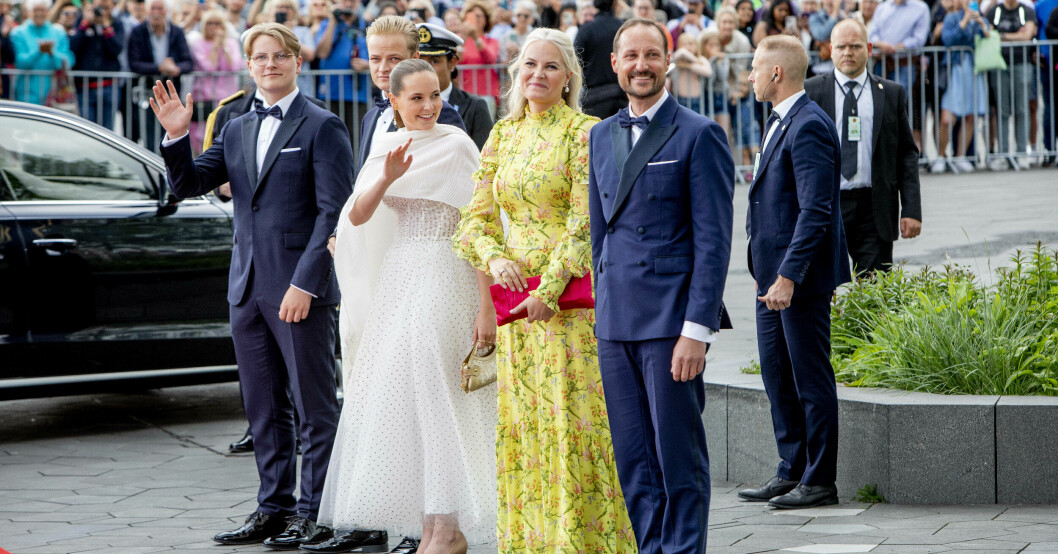 Prins Sverre Magnus, prinsessan Ingrid Alexandra, kronprinsessan Mette-Marit och kronprinsen Haakon samlade. Sverre Magnus, Ingrid Alexandra, Mette-Marit och Haakon