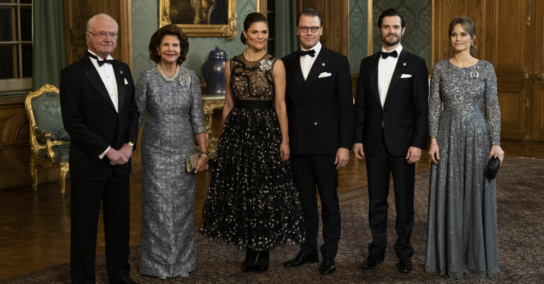 Drottning Silvia och prinsessan Sofia valde en liknande look när det var dags för Sverigemiddagen på Stockholms slott. Kung Carl Gustaf, drottning Silvia, kronprinsessan Victoria, prins Daniel, prins Carl Philip och prinsessan Sofia hälsar på gäster till Sverigemiddagen på Stockholms slott