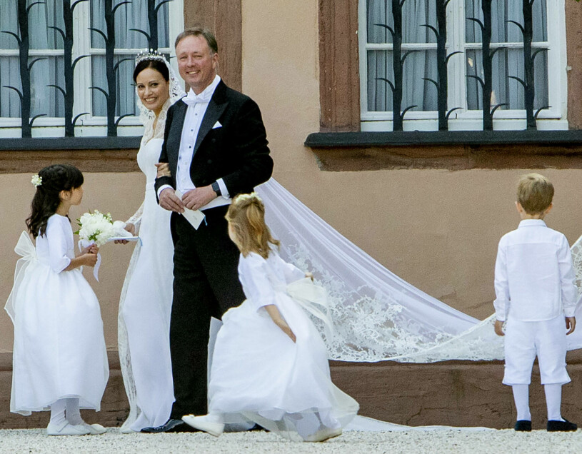 Den flygande slöjan – och ett mycket lyckligt brudpar. Prins Gustav och Carina Axelsson gifta på slottet Berleburg