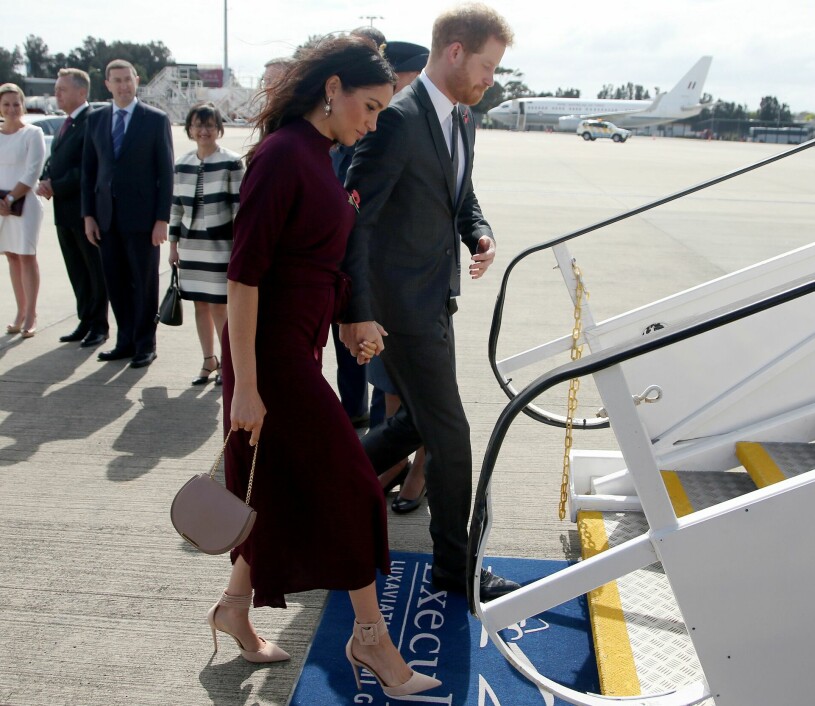 Nu väntar en stor livsändring för Meghan och Harry. Meghan Markle Prins Harry Flyg Flight Går ombord