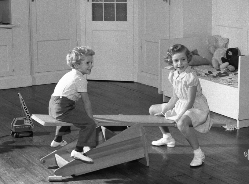 Det var här det hände... Kungen, 4, och prinsessan Christina, 7, i barnkammaren på Haga slott. Kungen Carl Gustaf Lillprinsen Prinsessan Christina Barnkammaren på Haga slott