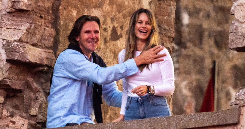 Sofia syntes i ett par jeans när hon och Patrick Sommerlath dansade loss till Veronica Maggios spelning på Borgholm slottsruin. Prinsessan Sofia och Patrick Sommerlath
