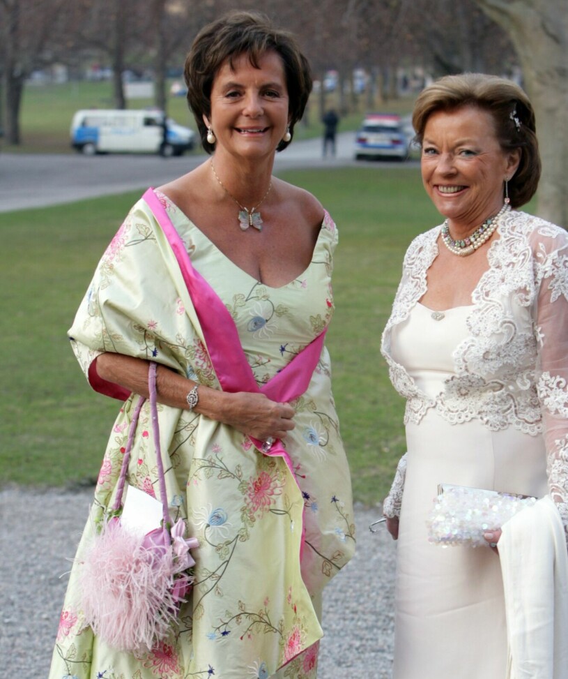 Tinni Fredell (till vänster) på en av alla fester hos kungaparet på Drottningholm. Tinni Fredell Kungens 60-årsfest
