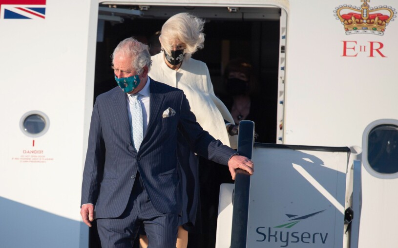 Hårda kommentar om Charles och Camillas utlandsbesök. Till och från Aten reste de dock i avskildhet, ombord på drottning Elizabeths statsplan. Prins Charles Hertiginnan Camilla Parker Bowles Grekland Middag Statsflyg Kritik