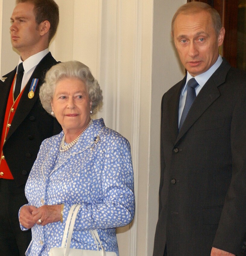 En bild från London 2003. Putin lät drottningen vänta i 14 minuter – och det landade inte bra. Drottning Elizabeth med Vladimir Putin