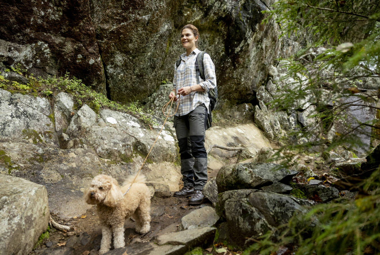 Kronprinsessan Victoria med hunden Rio i skogen