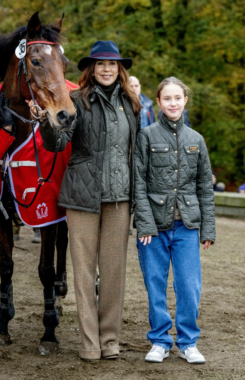 Dagens kungliga outfits: Countrylook för hela slanten. Om det inte hade varit för Josephines jeans. Kronprinsessan Mary och prinsessan Josephine på Hubertusjakten 2022