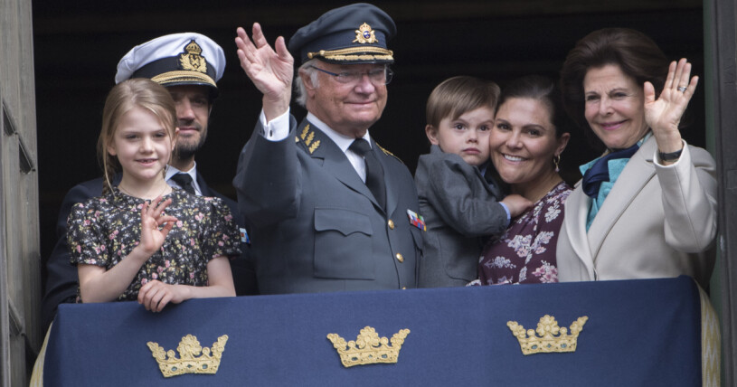 Prinsessan Estelle, prins Carl Philip, kung Carl XVI Gustaf, prins Oscar, kronprinsessan Victoria och drottning Silvia under födelsedagsfirandet av kungen på Stockholms slott 2019.