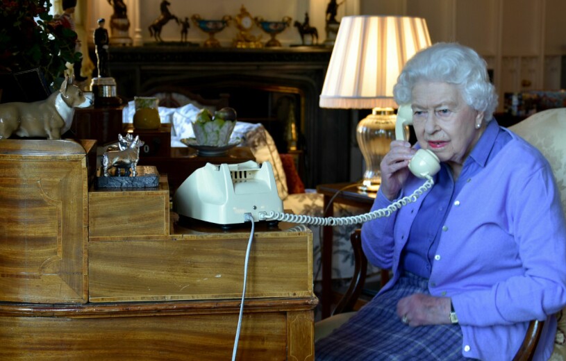 Drottningen vid sitt privata skrivbord på Windsor.