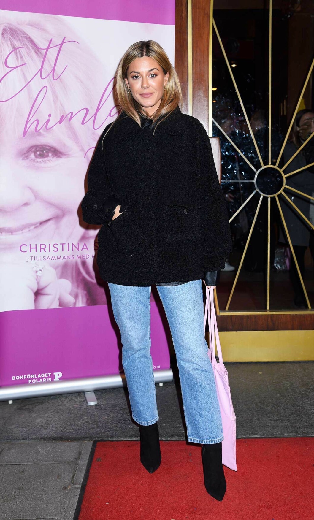 Bianca Ingrosso tittade förbi för att grattiskrama mormor. Bianca Ingrosso tittade förbi för att grattiskrama mormor.