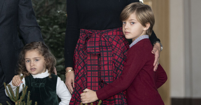 Prins Nicolas anlände till Sverige några dagar efter sin mamma och systrar, då han hade ont i öronen. Prins Nicolas, prinsessan Adrienne 2021