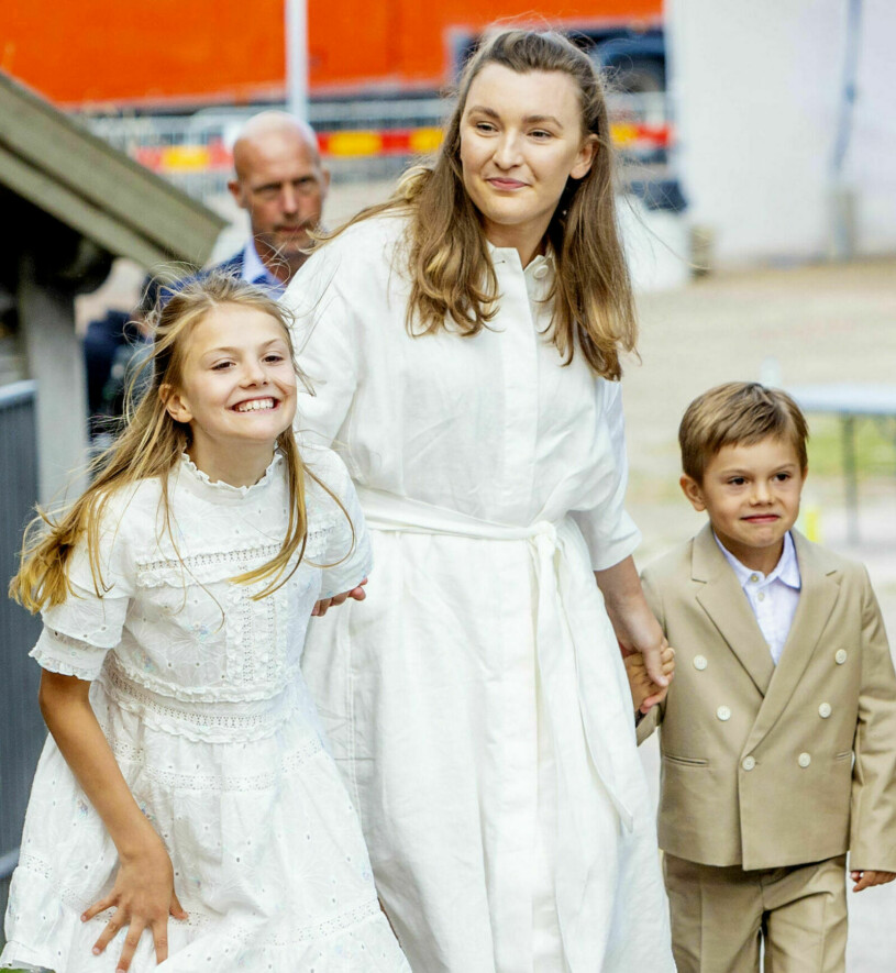 Sommaren 2021 fick vi en glimt av den annars så hemliga nannyn Elvira, här hand i hand med prinsessan Estelle och prins Oscar. Prinsessan Estelle och prins Oscar med deras nanny Elvira Ramström på Öland sommaren 2021