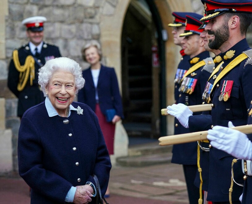 Drottning mötte det 150-årsjubilerande Royal Regiment of Canada som just nu vaktar Windsor – och charmade alla! Drottning Elizabeth violett ton i håret