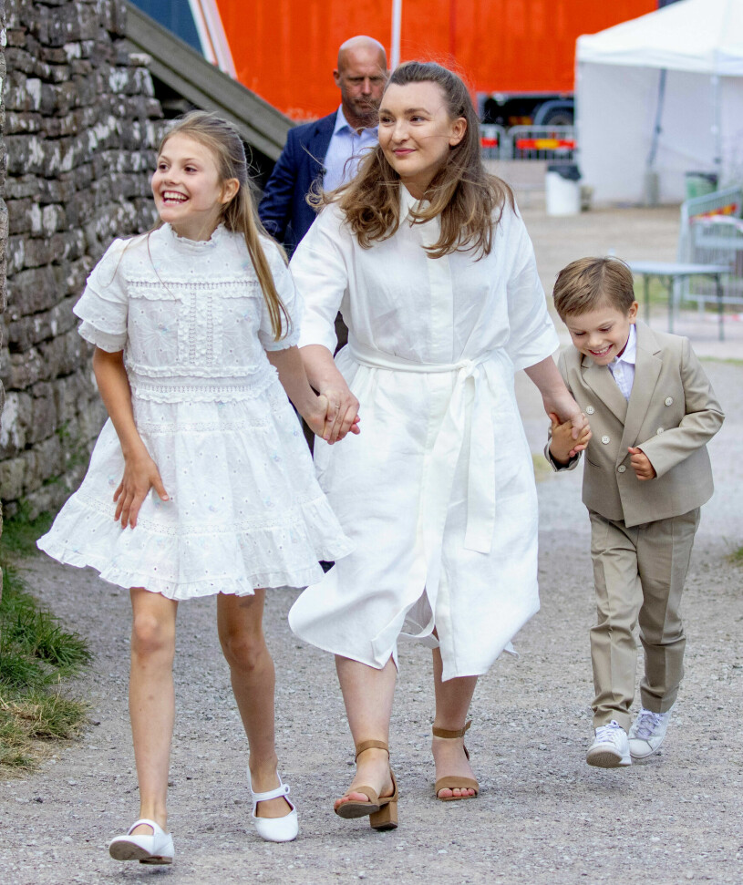 Estelle och Oscar i full fnissig galopp i slottsruinen tidigare i kväll. Victoriadagen 2022: Nannyn som tar hand om prinsessan Estelle och prins Oscar
