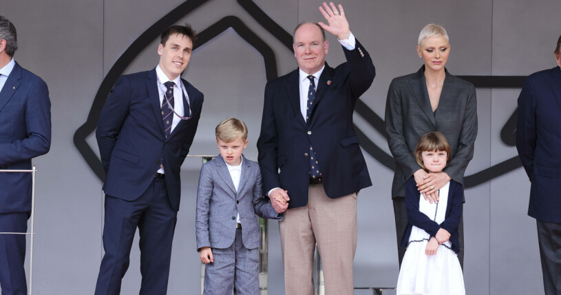 Prins Jacques och prinsessan Gabriella hänger en hel del med kusinen Louis, till vänster. Louis Ducruet och furstefamiljen