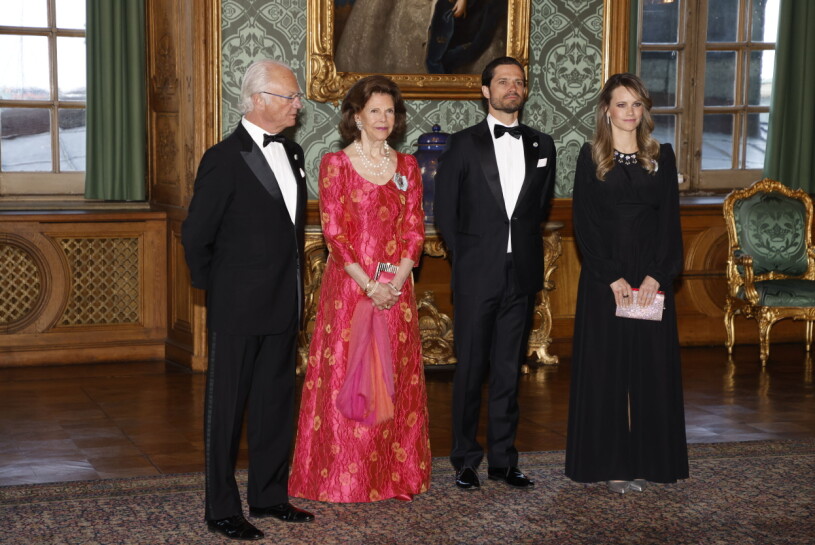 Förra årets tappra kungliga trupp på Sverigemiddagen. I år ansluter även Victoria och Daniel, men inte Madeleine och Chris Kung Carl Gustaf, drottning Silvia, prins Carl Philip och prinsessan Sofia på Sverigemiddagen 2022